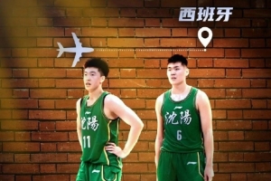 媒体人：黄秋实张峻豪启程后被毕巴放弃 后者被提醒两人打架禁赛